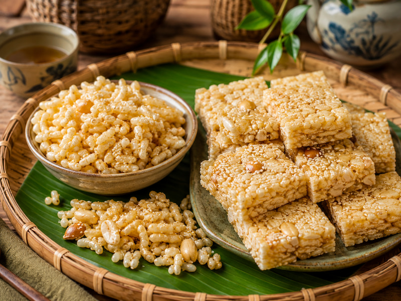 Cốm gạo ngào đường và bánh cốm gạo ép miếng