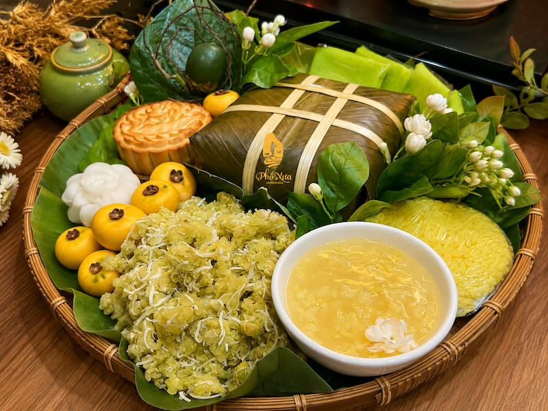 Mâm quà Phố Xưa với xôi cốm và các món truyền thống