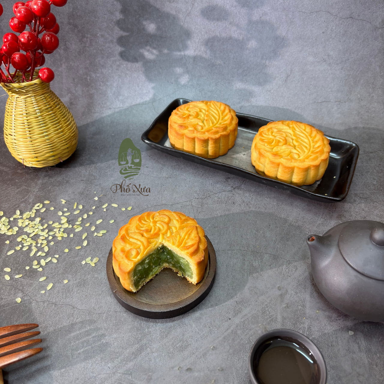 Thưởng thức bánh nhân cốm dẻo cùng trà sen